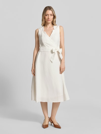 Frauenmodel trägt Midikleid aus Leinen-Viskose-Mix in Wickel-Optik von Christian Berg Woman Selection, A-Linie, V-Ausschnitt, cremefarben, glatte Textur, Rückenlänge bei Größe 36: 120 cm, Brustweite: 45 cm, Ganzkörperansicht von vorne.