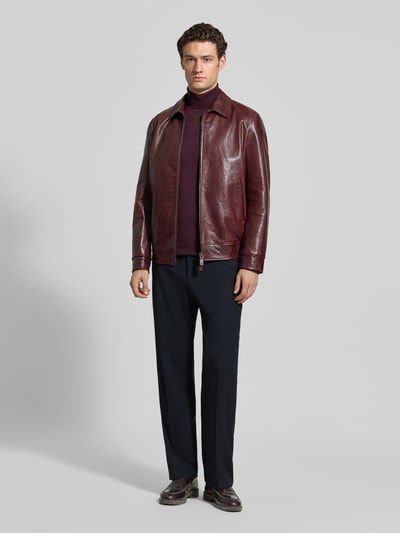 Mannenmodel draagt Stoffen broek met persplooien en steekzakken van Les Deux, Materiaalmix met viscose, straight fit, Model 'Roi', knoop- en ritssluiting, binnenbeenlengte maat 32: 77 cm, bandwijdte maat 32: 46 cm, strookzak aan de achterkant, voorkant volledig, Ganzkörperansicht von vorne.