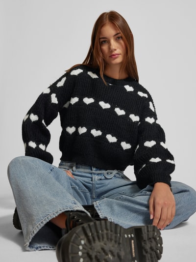 Pieces Sweter z dzianiny o kroju regular fit z wzorem dzianinowym w kształcie serca model ‘NOVE’ Metaliczny czarny 3