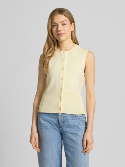 Vrouwenmodel draagt mouwloos vest uit viscosemix met stretch, regular fit, model 'ANNE', ronde hals, knoopsluiting, ruglengte maat S 50 cm, Strickweste aus Viskose-Mix mit Rundhalsausschnitt van Samsøe Samsøe, lichtgeel, effen, rechte vormen, gladde textuur, voorkant, volledige lichaamsweergave.