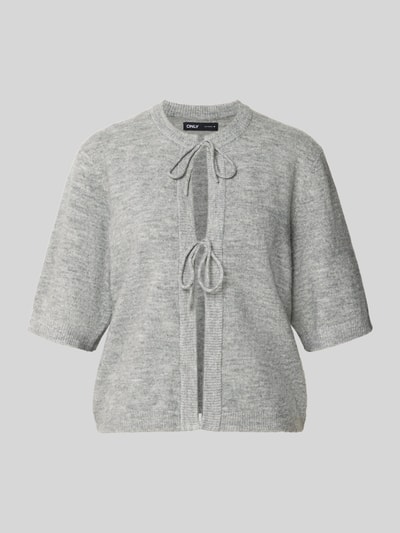Produktfoto, graue Regular Fit Strickjacke mit Schnürung Modell 'SIMONI' von ONLY, weiche Stricktextur, Damen Pullover von ONLY