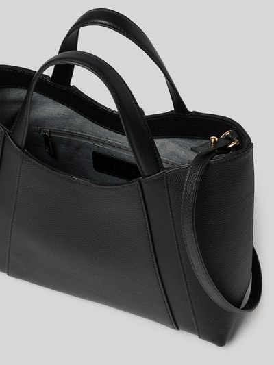 Produktfoto, czarna torebka z aplikacją model 'GOCCIA' od FURLA, główna przegroda otwarta, uchwyty, regulowany pasek na ramię, przegródka zapinana na zamek błyskawiczny, szerokość w rozmiarze 1: 28 cm, długość w rozmiarze 1: 23 cm, głębokość w rozmiarze 1: 11 cm, długość paska na ramię w rozmiarze 1: 97 cm