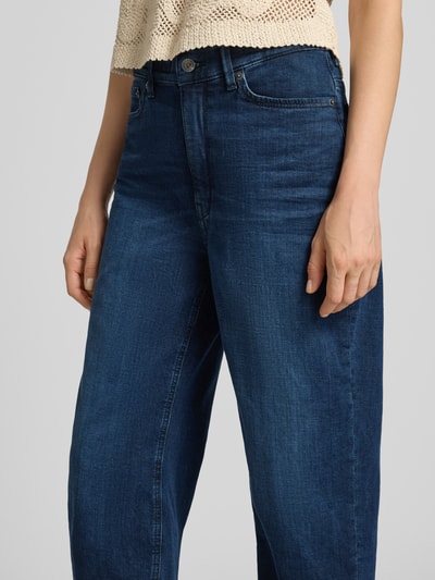 Vrouwenmodel draagt Barrel fit jeans met steekzakken Model 'FLOWN' van DRYKORN, katoenmix met stretch, donkerblauw, detailopname taille en heupen.
