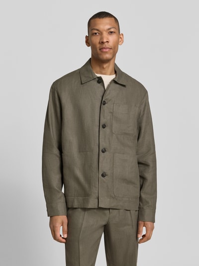 Męski model nosi Regular Fit Overshirt aus reinem Leinen Modell 'BAIRD' von SELECTED HOMME, jednolity kolor, krój regular fit, wykładany kołnierz, listwa guzikowa, długi rękaw, brustasza, boczna kieszeń, wykończenie materiału: czysty len, Ganzkörperansicht von vorne.