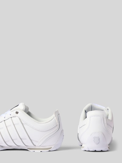 Produktfoto, Sneakersy z powlekanej skóry z detalami z logo model 'Arvee 1.5' od K-SWISS, kształt zaokrąglony, wyprofilowana podeszwa, wys. obcasa w rozmiarze 44: 1 cm, wysokość cholewki w rozmiarze 44: 9 cm, szerokość w rozmiarze 44: 9 cm