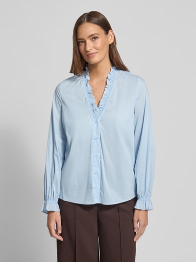 Vrouwenmodel draagt Regular Fit Bluse mit V-Ausschnitt van Zero, lichtblauw, katoenmix met stretch, ruches, frontaal, bovenlichaam close-up.