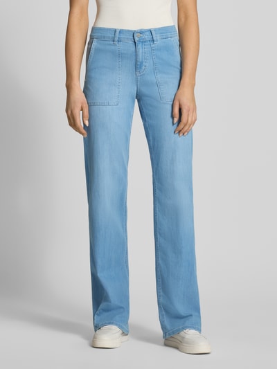 Vrouwenmodel draagt Straight Fit Hose mit aufgesetzten Taschen Modell 'Liz Urban' van Angels, lichtblauw, elastische katoenmix, rechte pasvorm, opgestikte en achterzakken, knoop- en ritssluiting, maat 36/32, vooraanzicht van het hele lichaam.