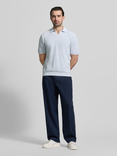 Männermodel trägt Regular Fit Poloshirt mit gerippten Abschlüssen von MCNEAL in Hellblau, reine Baumwolle, Ganzkörperansicht von vorne.