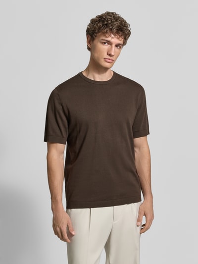Männermodel trägt Regular Fit T-Shirt aus reiner Bio-Baumwolle Modell 'TORINO' von SELECTED HOMME, Optik: Unifarben, Feinstrick, Ganzkörperansicht von vorne.