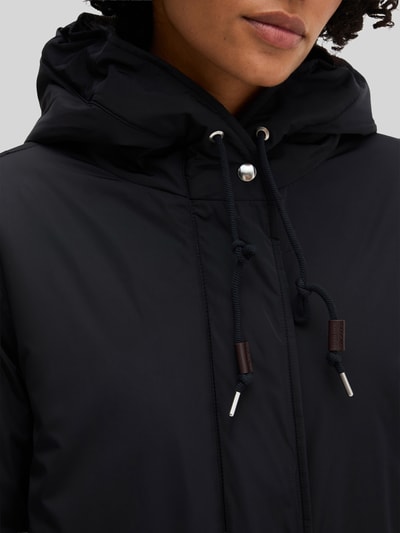 Kobieta nosi Regular Fit Parka mit Kapuzenkragen von Marc O'Polo, czarny kolor, gładka tekstura, zbliżenie na górę, damska parka