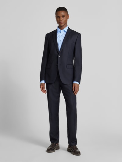 Männermodel trägt Regular Fit Businesshemd aus reiner Baumwolle mit Kentkragen von OLYMP in Hellblau, Ganzkörperansicht von vorne. Herrenhemd mit durchgängiger Knopfleiste, Langarm, Sportmanschetten, Brusttasche, Rückenlänge 80 cm, Schulterbreite 46 cm, Ärmellänge 66 cm.