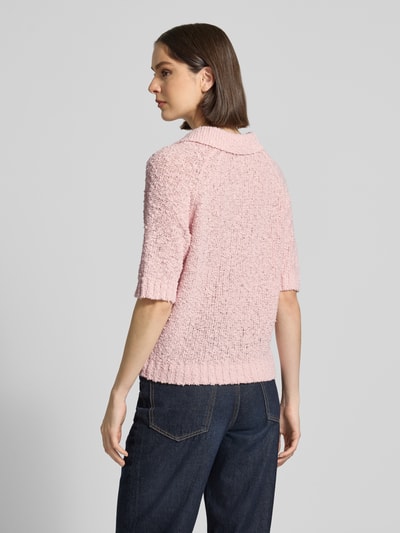 Frauenmodel trägt Strickshirt mit Umlegekragen Modell 'Posilly' von OPUS aus Baumwoll-Mix in Rosa, strukturierte Textur, 3/4-Arm, Straight Fit, Rückenlänge bei Größe 36: 56 cm, Ärmellänge: 31 cm. Ganzkörperansicht Rückansicht.