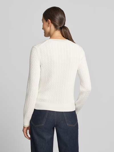 Frauenmodel trägt weißen Slim Fit Pullover aus Baumwoll-Mix von Lacoste, strukturierte Oberfläche, dunkle Jeans, Ganzkörperansicht Rückansicht, Damen Pullover von Lacoste.