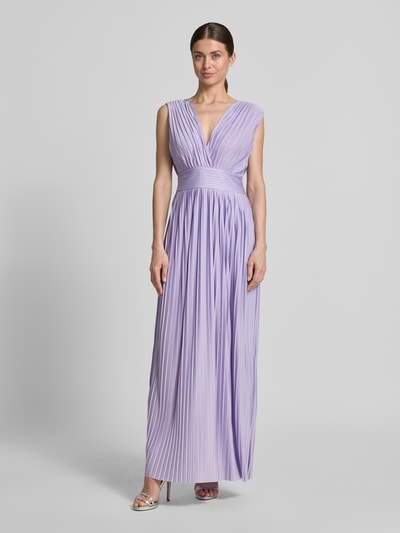 Frauenmodel trägt Regular Fit Abendkleid in Plissee-Optik Modell 'Linnea' von GUIDO MARIA KRETSCHMER WOMAN, fliederfarben, V-Ausschnitt, ärmelloses Design, taillierte Passform, Ganzkörperansicht von vorne.