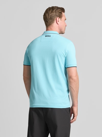 Męski model nosi Regular Fit Poloshirt aus Baumwoll-Mix model 'PADDY PRO' od BOSS Green w jasnoniebieskim kolorze, gładka tekstura, całkowity widok z tyłu