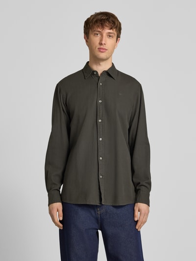 Męski model nosi Regular Fit Freizeithemd aus reiner Baumwolle von G-Star Raw w kolorze ciemnozielonym, listwa guzikowa, kołnierzyk typu kent, koszula casualowa, długość tyłu w rozmiarze M: 74 cm, szerokość ramion w rozmiarze M: 45 cm, długość rękawów w rozmiarze M: 67 cm, widok całej sylwetki z przodu