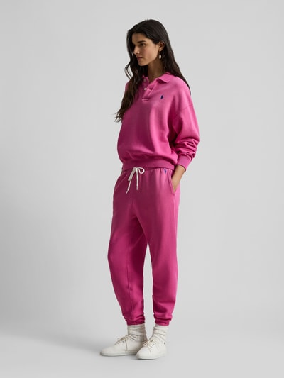Frauenmodel trägt Regular Fit Sweatshirt aus Baumwoll-Mix von Polo Ralph Lauren in Pink, unifarben, Logo-Stitching, Ganzkörperansicht von vorne.