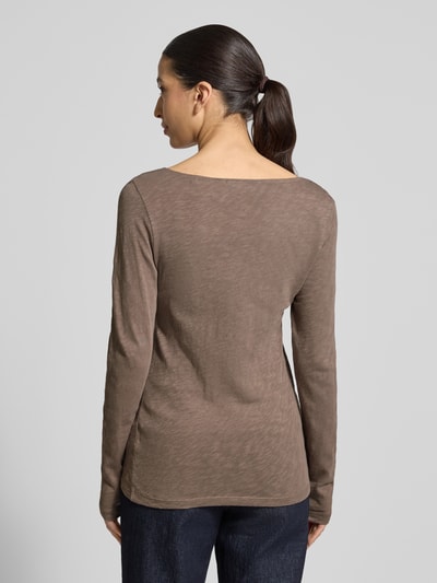 Modelka nosi Regular Fit Langarmshirt aus reiner Baumwolle von Marc O'Polo z efektem melanżu, dekolt w łódkę, dżersej, melanż, nadruk z logo, krój regular fit, bawełna, widok całej sylwetki od tyłu.