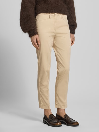 Frauenmodel trägt Hose mit Eingrifftaschen Modell 'Lorella' von Raphaela By Brax, Baumwoll-Mix mit Stretch-Anteil, Verkürzte Passform, Knopf- und Reißverschluss, Gesäßtaschen, Beige, glatte Textur, Bundweite 40 cm, Innenbeinlänge 68 cm, Ganzkörperansicht von vorne.