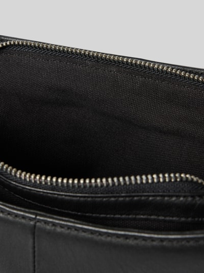 Produktfoto, Crossbody Bag mit Logo-Prägung Modell 'Hera' von LIEBESKIND BERLIN, czarna faktura skóry, zamek, wnętrze tekstylne, Szerokość w rozmiarze 1: 24 cm, długość: 18 cm, głębokość: 13 cm, długość paska: 123 cm
