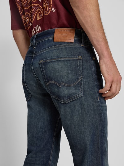 JACK & JONES Jeansy o kroju tapered fit z wpuszczanymi kieszeniami model ‘MIKE’ Ciemnoniebieski 3