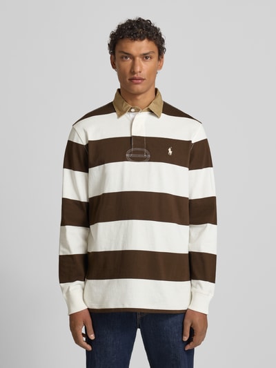 Mannelijk model draagt Sweatshirt mit Label-Stitching van Polo Ralph Lauren in bruin-witte strepen van pure katoen, regular fit, polokraag, korte knoopsluiting, geribbelde mouwuiteinden, voorkant volledig zichtbaar, bovenlichaam close-up.