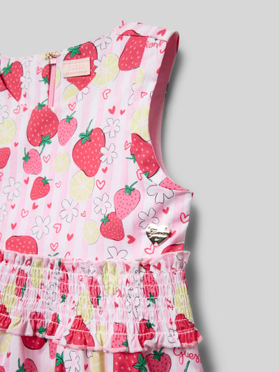 Produktfoto, Regular Fit Kleid mit Logo-Detail Modell 'Poplin' von Guess, różowy bawełniany materiał, nadruk truskawki i cytryny, elastyczna talia, detal logo, krój regular fit, sukienka bez rękawów z okrągłym dekoltem, dziecięca, długość tyłu 63 cm w rozmiarze 116, kontekst: sukienka dziecięca Guess