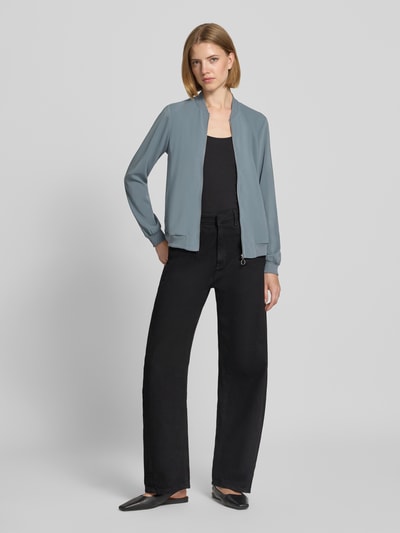 Kobiece model prezentuje Regular Fit Blouson mit Allover-Muster model 'COCO' von VERO MODA, jasnoszary i czarny, Ganzkörperansicht von vorne, damska bomberka / bluzon