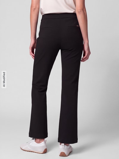 Vrouwenmodel draagt zwarte wijdte broek uit viscosemix model 'Jenny' van TONI, Dames Weite Hose, volledig zicht achterkant, KI-modified beeld