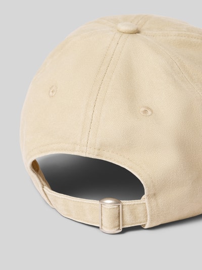 Produktfoto, Basecap mit Statement-Stitching von Jake*s Casual aus reiner Baumwolle in Beige mit verstärktem Schirm, eingestickten Luftlöchern und verstellbarem Riegel an der Rückseite, Textur fein gewebt.