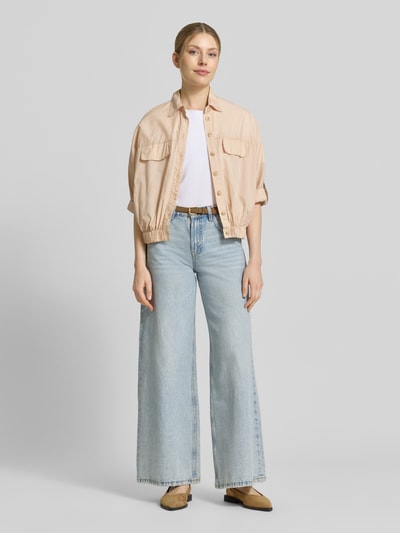 Kobiece modelka nosi Blouson aus Baumwolle mit Knopfleiste od Emily Van den Bergh, krój regular fit, wykładany kołnierz, zakładki na rękawach, czysta bawełna, listwa guzikowa, długość tyłu w rozmiarze 36: 53 cm, szerokość ramion w rozmiarze 36: 45 cm, szerokość w rozmiarze 36: 52 cm, długość rękawów w rozmiarze 36: 20 cm, jasne kolory, prosty fason, gładka faktura, pełny widok z przodu