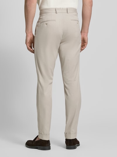 Männermodel trägt Slim Fit Hose aus Baumwoll-Mix Modell 'H-GENIUS' von BOSS in Optik: Unifarben, Materialverarbeitung: Twill, Ganzkörperansicht Rückansicht.