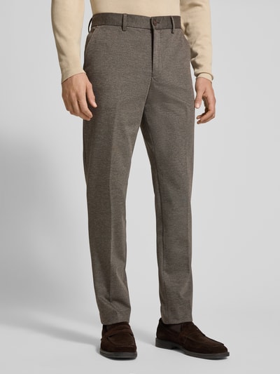 Männermodel trägt Slim Fit Anzughose mit Viskose-Anteil Modell 'AITOR' von SELECTED HOMME, Optik: Allover-Muster, Materialverarbeitung: Jersey, Eingrifftaschen, Knopf und verdeckter Reißverschluss, Ganzkörperansicht von vorne.