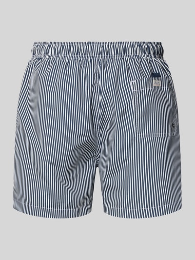 Produktfoto, gestreifte Badehose mit Gesäßtasche und Label-Patch von MCNEAL im Loose-Fit mit elastischem Bund und Kordelzug, Herren