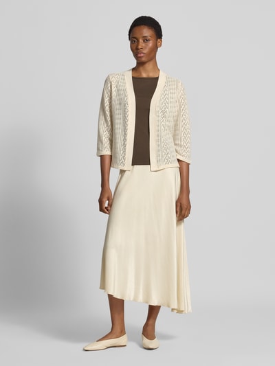 Modelka nosi Relaxed Fit Bolero aus Baumwoll-Mix von s.Oliver RED LABEL, kremowe kolory, subtelny wzór, widok całej sylwetki z przodu
