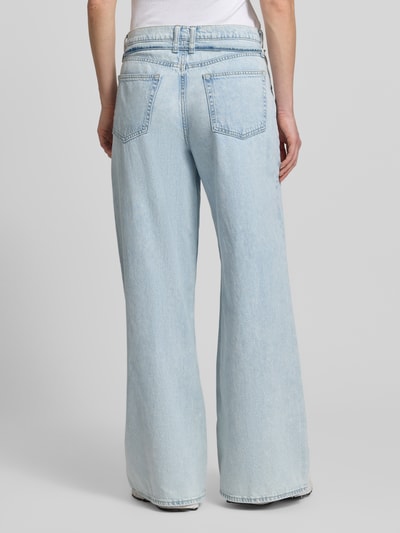 Frauenmodel trägt Baggy Jeans mit Bindegürtel von GAP in hellblauem Baumwoll-Lyocell-Mix, lockerer Baggy Fit, Ganzkörperansicht Rückansicht.