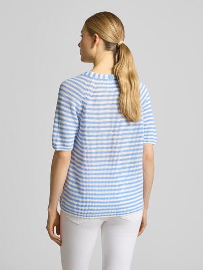 Frauenmodel trägt T-Shirt aus Leinen mit V-Ausschnitt von Fynch-Hatton, Damen T-Shirt im Regular-Fit Allover-Look, Rückenlänge 59 cm, Ärmellänge 23 cm, Ganzkörperansicht Rückansicht.