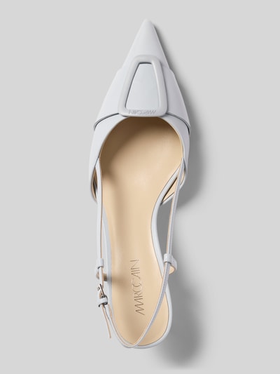 Productfoto, Pumps aus echtem Leder mit Logo-Detail van Marc Cain Bags & Shoes, dames pumps van echt leer, siergarnering, open hiel, gladde zool, hakhoogte maat 40: 5 cm, schachtbreedte maat 40: 6 cm, witte kleur, spitse pasvorm, detail bovenaan, logodetail.