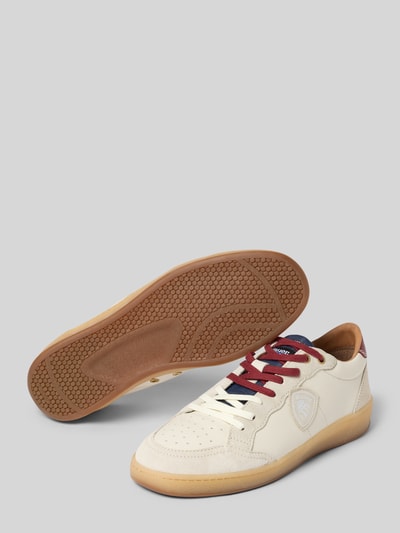 Produktfoto, Sneaker mit Label-Patches Modell 'Murray' von Blauer USA in Creme mit strukturierten Sohlen, abgerundeter Form und Schnürverschluss, Kontext: Herren Sneaker, Absatzhöhe 3 cm, Schafthöhe 7 cm, Schaftweite 8 cm