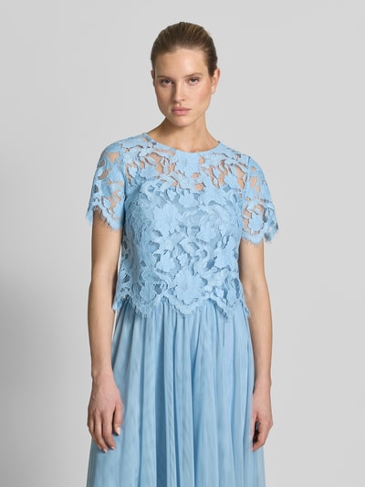 Frauenmodel trägt Blusenshirt aus Spitze mit Rundhalsausschnitt von V by Vera Mont in Hellblau, Material-Mix mit Baumwoll-Anteil, Ganzkörperansicht von vorne.