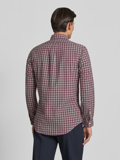 Männermodel trägt Custom Fit Freizeithemd aus reiner Baumwolle von Polo Ralph Lauren, kariertes Muster in Bordeaux und Weiß, Ganzkörperansicht Rückansicht.