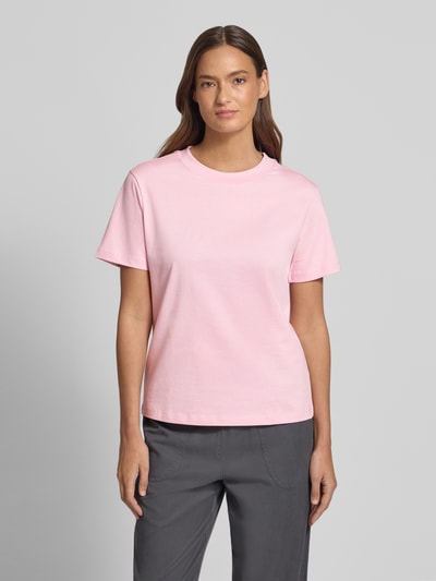 Vrouwenmodel draagt T-shirt met ronde hals van Jake*s Casual, puur katoen, regular fit, ruglengte maat S 56 cm, volledige vooraanzicht