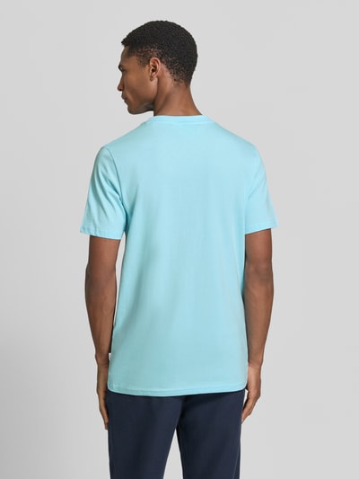 Männermodel trägt T-Shirt mit Stitching und Rundhalsausschnitt von Lindbergh in Blau, Reine Baumwolle, Slim-Fit, Rückenlänge 71 cm, Ganzkörperansicht Rückansicht.