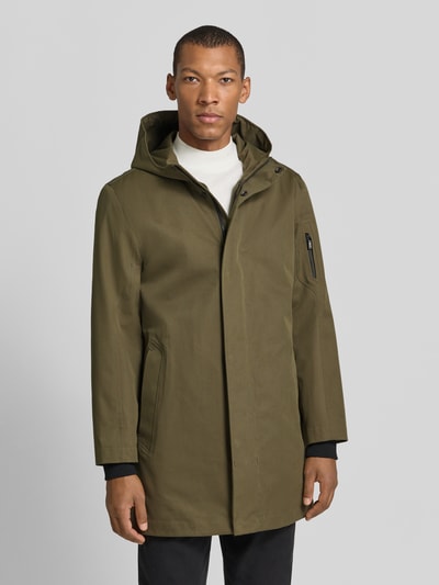 Męski model nosi Regular Fit Parka aus Baumwoll-Mix Modell 'Globe Evo' od g-lab w kolorze oliwkowym, z kapturem, kieszenią na ramieniu, kieszeniami bocznymi, elastycznymi mankietami, długość tyłu w rozmiarze M: 90 cm, szerokość w rozmiarze M: 44 cm, szerokość klatki piersiowej w rozmiarze M: 42 cm, długość rękawa w rozmiarze M: 66 cm, zdjęcie całej sylwetki z przodu.
