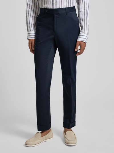 Mężczyzna nosi Slim Fit Hose aus Baumwoll-Mix Modell 'H-GENIUS' od BOSS, kolor granatowy, krój slim fit, tkanina twill, widok z przodu, zbliżenie na dolną część ciała.