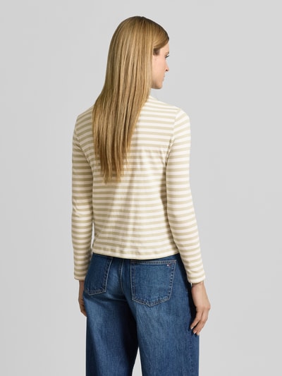 Frauenmodel trägt Longsleeve mit Label-Stitching von Gant aus Reine Baumwolle im Regular-Fit mit Rundhalsausschnitt, Rückenlänge 54 cm, Ganzkörperansicht Rückansicht