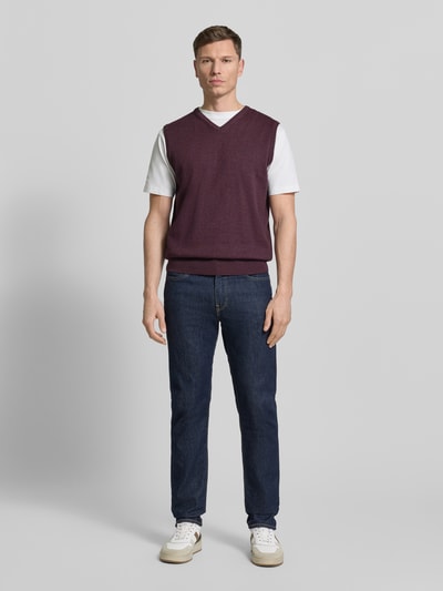 Männermodel trägt Pullunder mit Label-Stitching von Fynch-Hatton in Bordeaux, V-Ausschnitt, Regular-Fit, Reine Baumwolle, Gerippte Abschlüsse, Ganzkörperansicht von vorne.