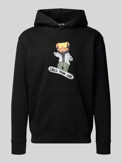 Produktfoto, Relaxed Fit Hoodie aus Baumwoll-Mix mit Motiv-Print von CHILL PILL, Schwarz, Känguru-Tasche, elastische Abschlüsse, Größe M