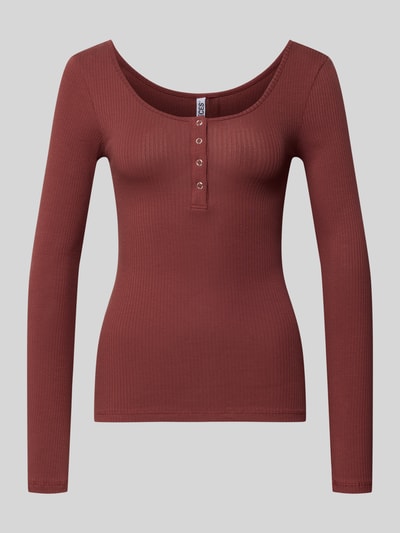 Produktfoto, Slim Fit Langarmshirt aus Baumwoll-Mix Modell 'KITTE' von Pieces, bordowy, prążkowana tekstura, wąski krój, guziki, jednolity wzór
