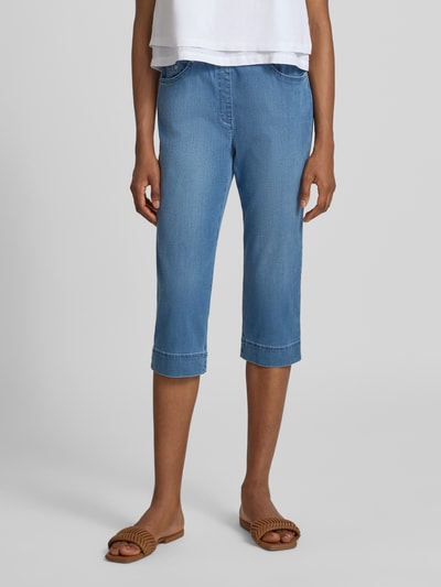 Frauenmodel trägt Slim Fit Caprihose aus Baumwoll-Mix von Raphaela By Brax in Unifarben, elastischer Bund, Ganzkörperansicht von vorne.